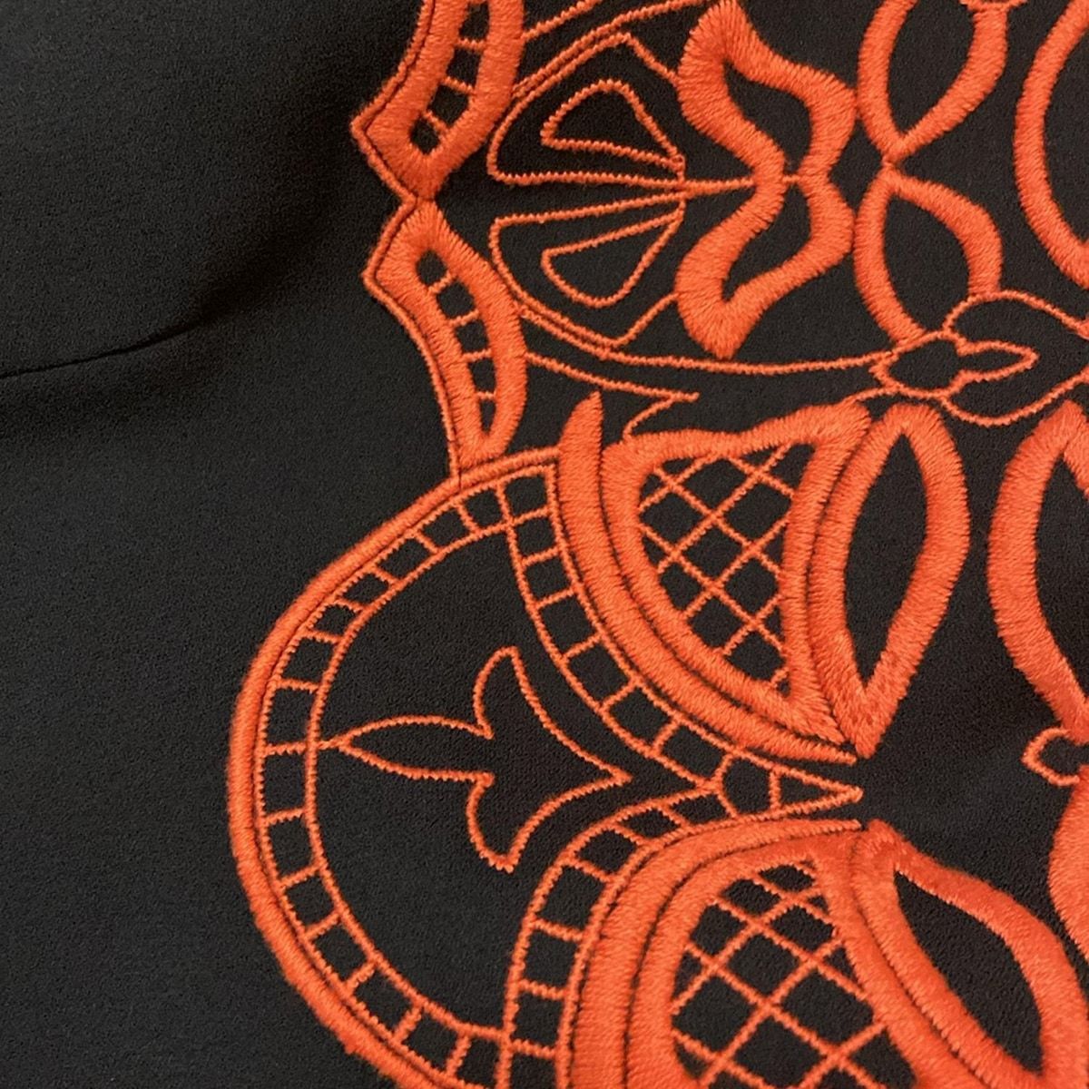 VIVIENNE TAM 長袖チュニック 黒とオレンジ花柄 VIVIENNE TAM 長袖チュニック 黒とオレンジ花柄