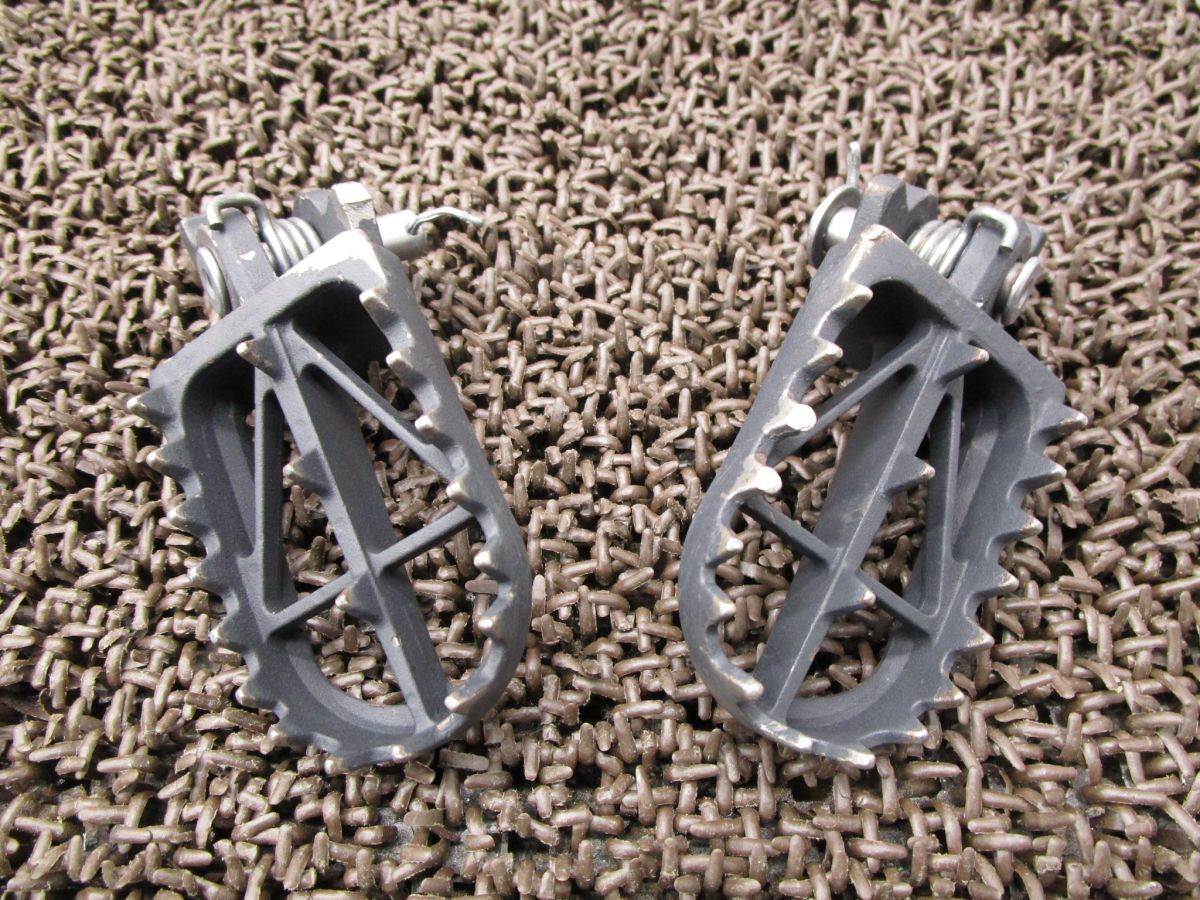 CRF150R2 ワイド メインステップ 左右 ●A7336 KE03 ホンダ KE03E キャブ車 動画有