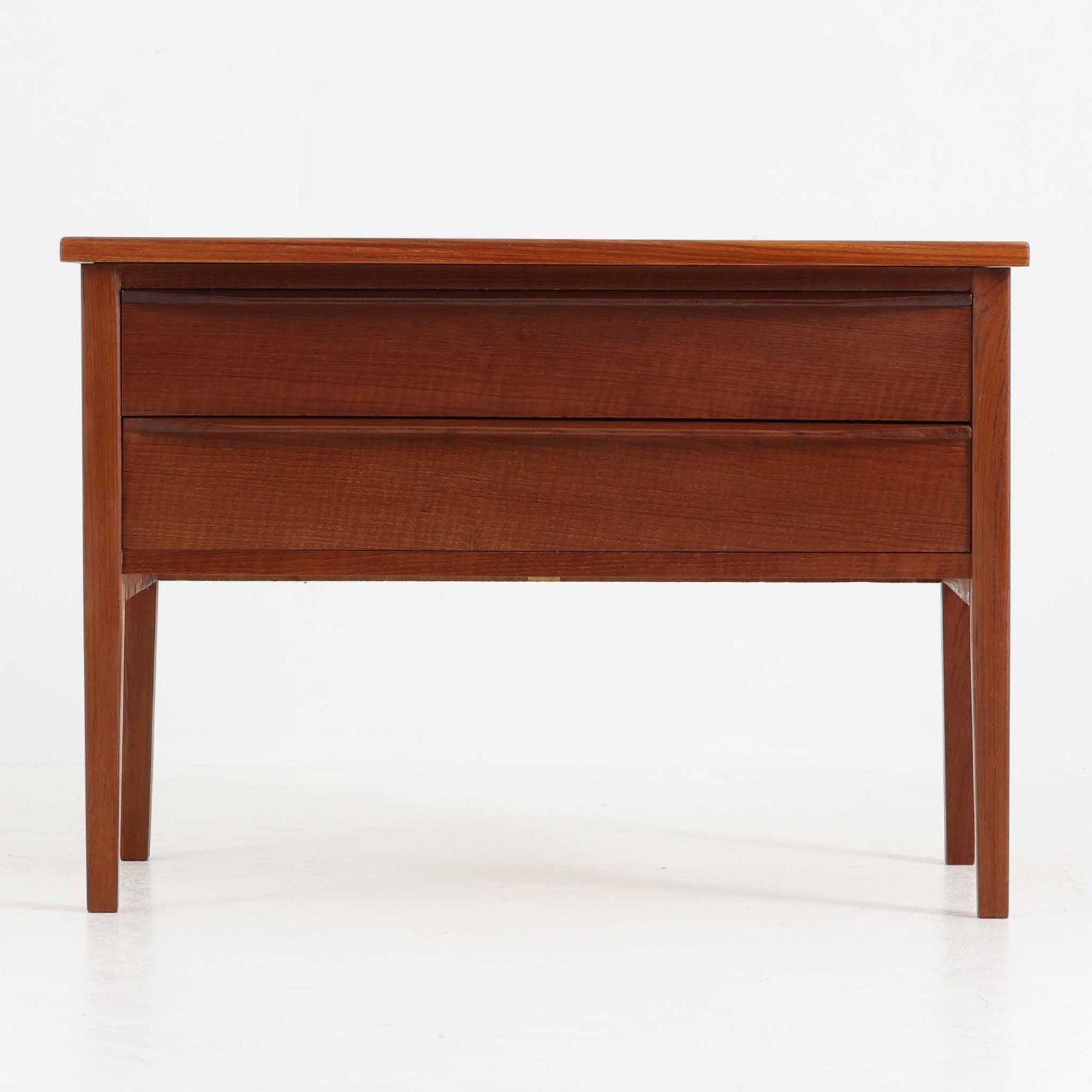 2段チェスト チーク 幅67cm デンマーク製 北欧ビンテージ家具 北欧家具 木製収納 サイドチェスト コンパクト家具 収納家具|DK18587