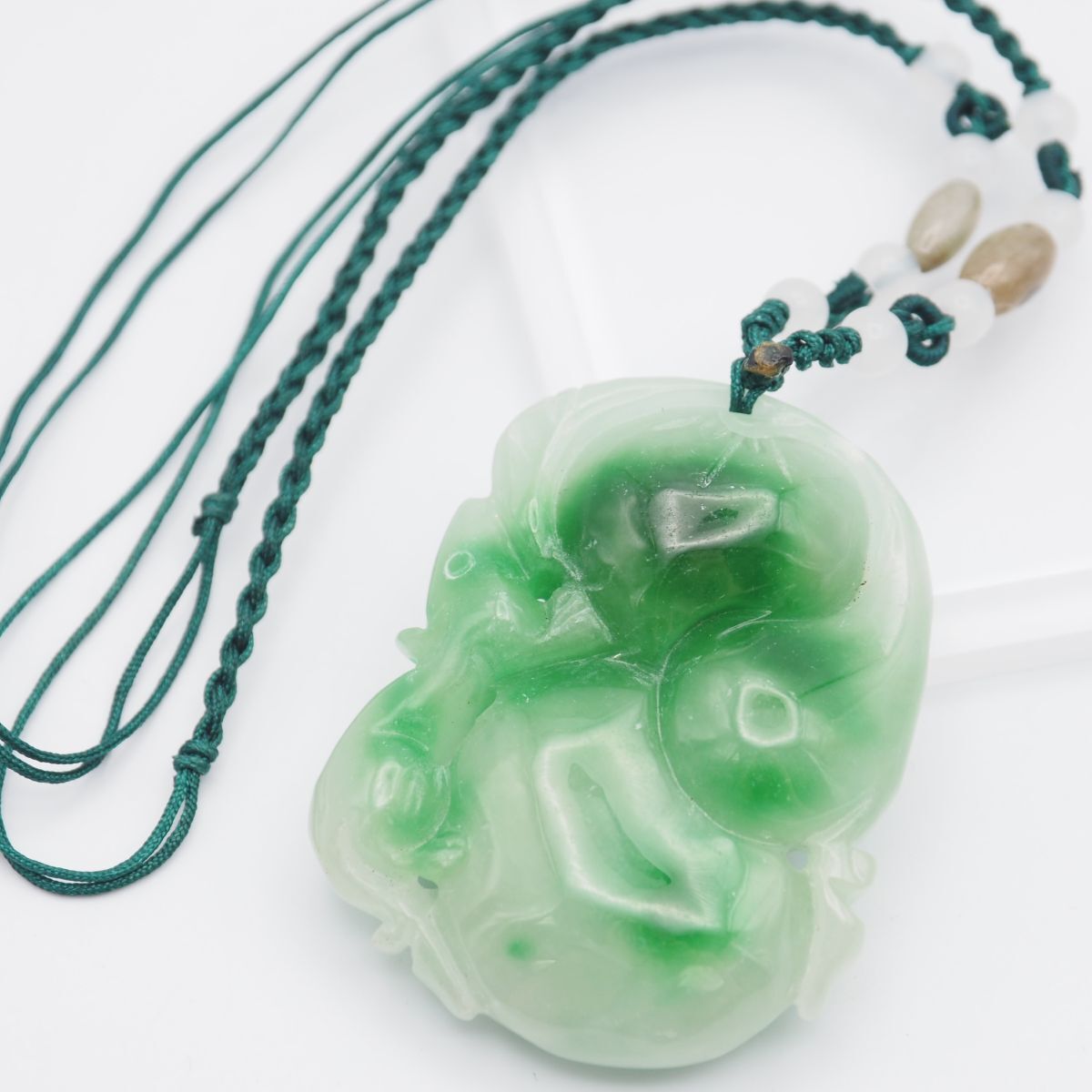 H262 翡翠 ヒスイ ネックレス 大ぶり 彫刻 紐 デザイン アンティーク