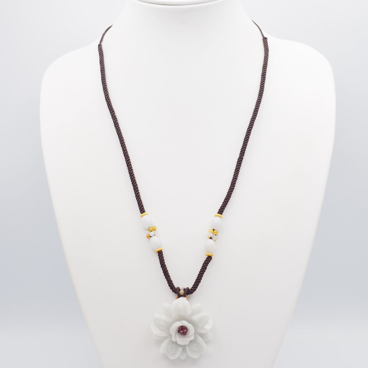 H222 翡翠 ヒスイ ガーネット ネックレス 花彫刻 紐 デザイン アンティーク 1月誕生石