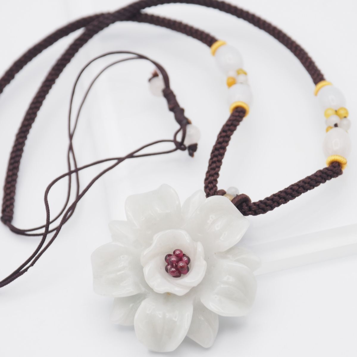 H222 翡翠 ヒスイ ガーネット ネックレス 花彫刻 紐 デザイン アンティーク 1月誕生石