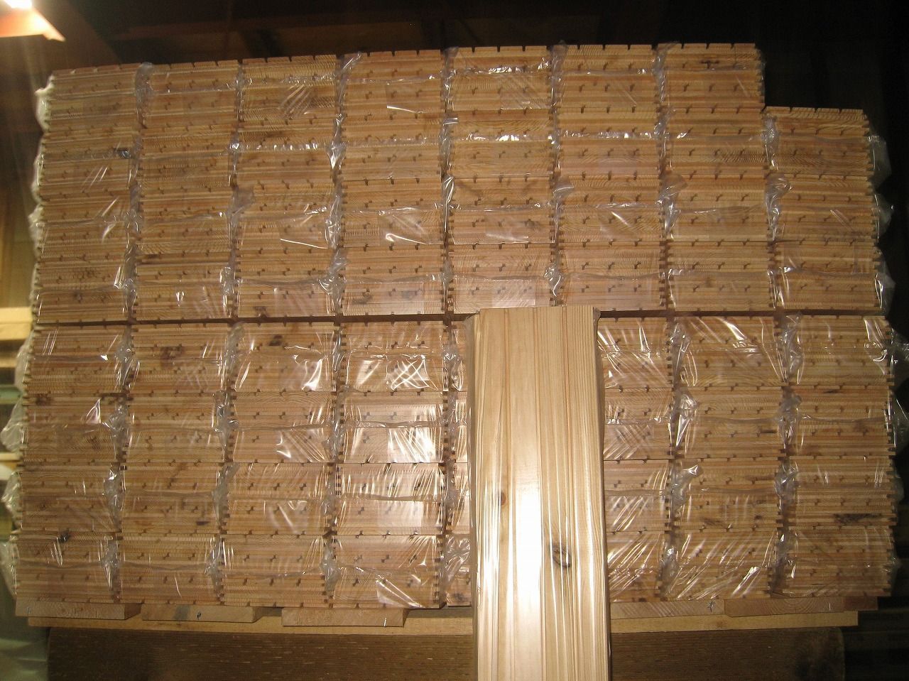 東京都の三多摩地区 埼玉県入間市 飯能市配送無料 無垢パインフローリング B級品 節あり 55束セット 洋室 DIY 床材 バラ売り相談可