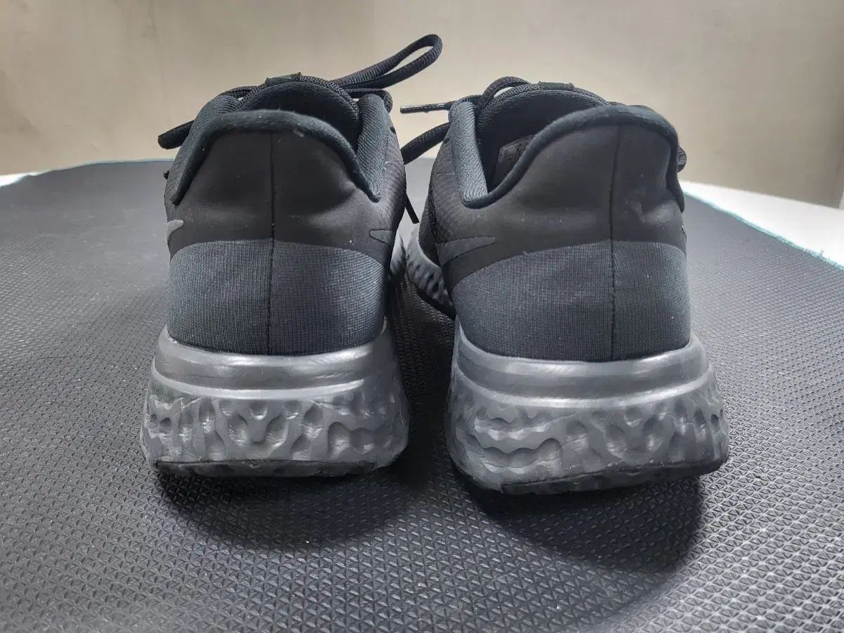 ナイキ レボリューション 5 ブラック 260mm 超軽量スニーカー OLIVEOS_COM_TR