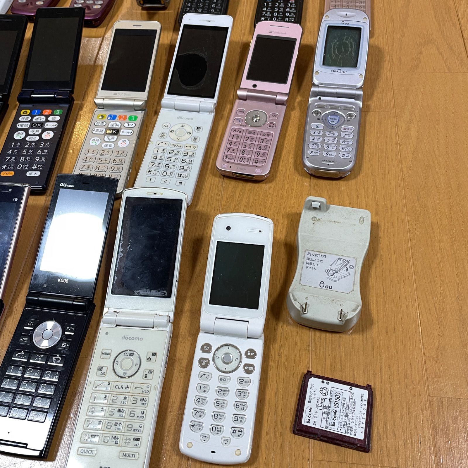 ガラケー おまとめ 35台 他 充電器 電池パック まとめて 大量 ジャンク