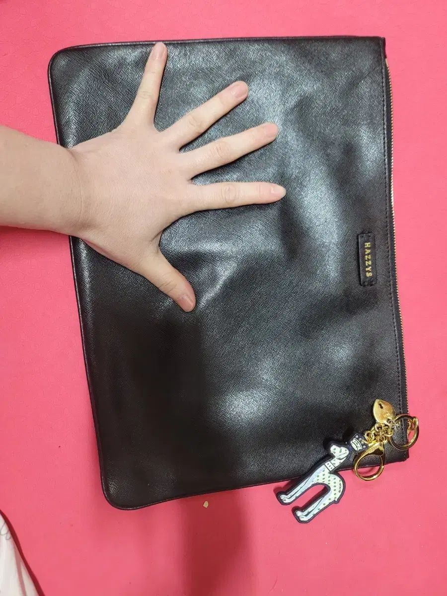 HAZZYS ブラック クラッチバッグ キーホルダー DECORATOM_COM_BR