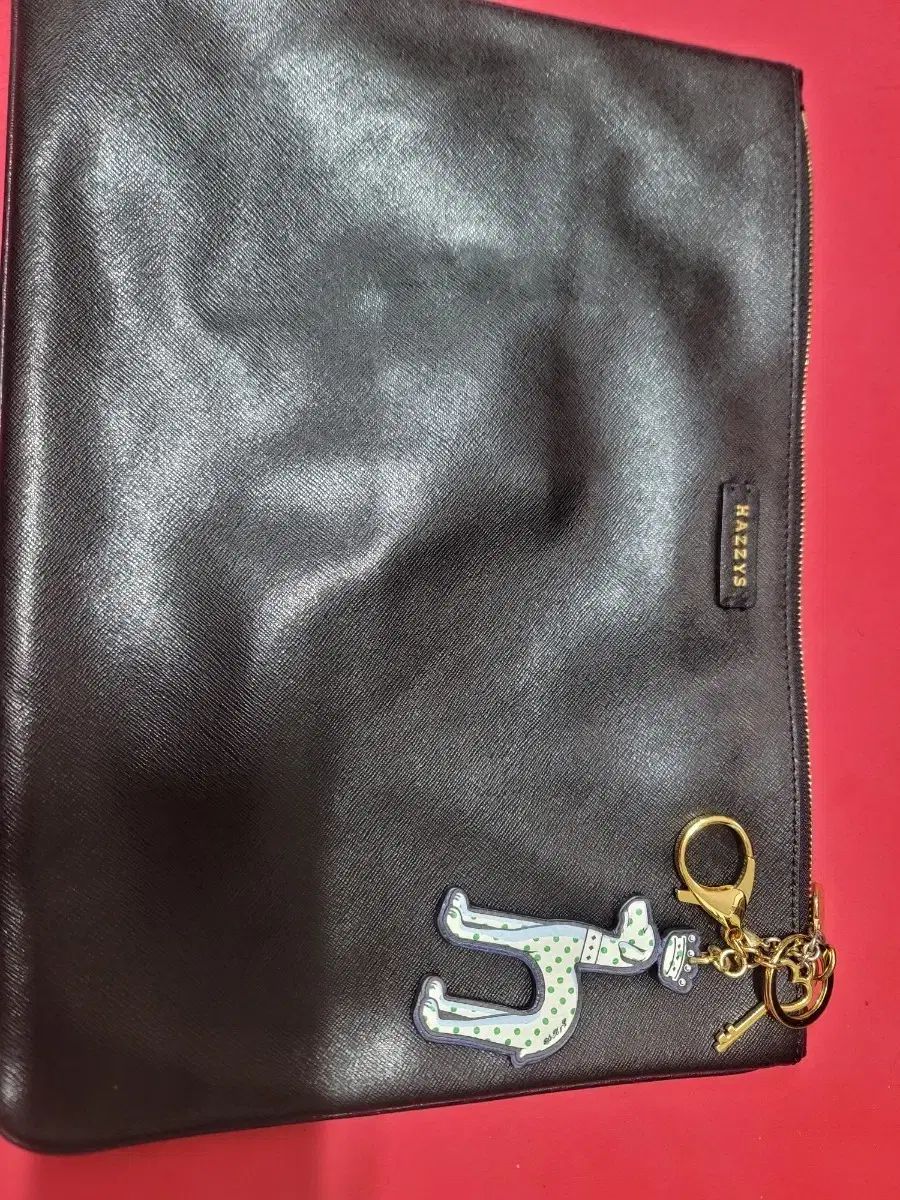 HAZZYS ブラック クラッチバッグ キーホルダー