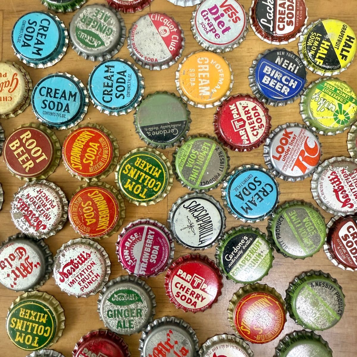 100個 ボトルキャップ アメリカン ヴィンテージ セット 企業ロゴ ソーダ ビール 王冠 ディスプレイ 什器 素材 古着屋 装飾 卸売 まとめて 大量 壁掛け インテリア 小物 雑貨 昭和レトロ ガレージ インダストリアル ミッドセンチュリー