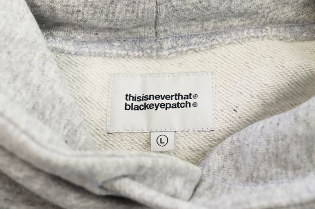 ブラックアイパッチ THE BLACK EYE PATCH × thisisneverthat ディスイズネバーザット Hoodie ロゴ プリント フーディー パーカー L グレー ブランド古着ベクトル 251030 KARIMZIABAT_FR