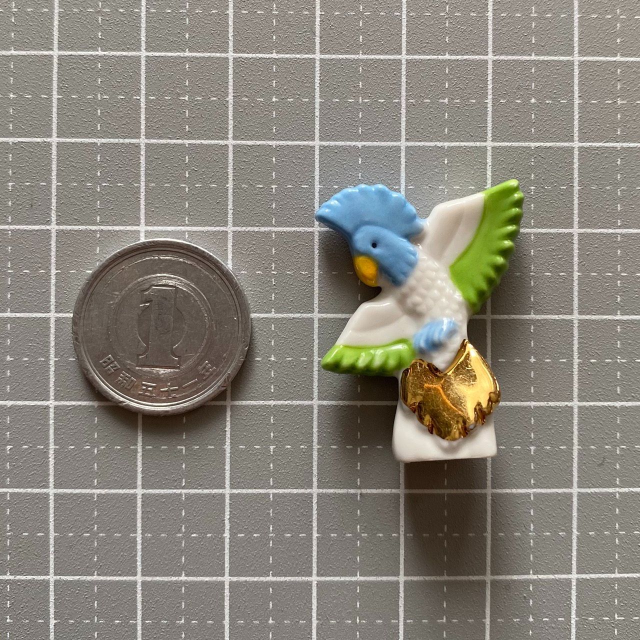 青い鳥のフェーブ／フランス雑貨／陶器ミニチュア／インコ／オウム