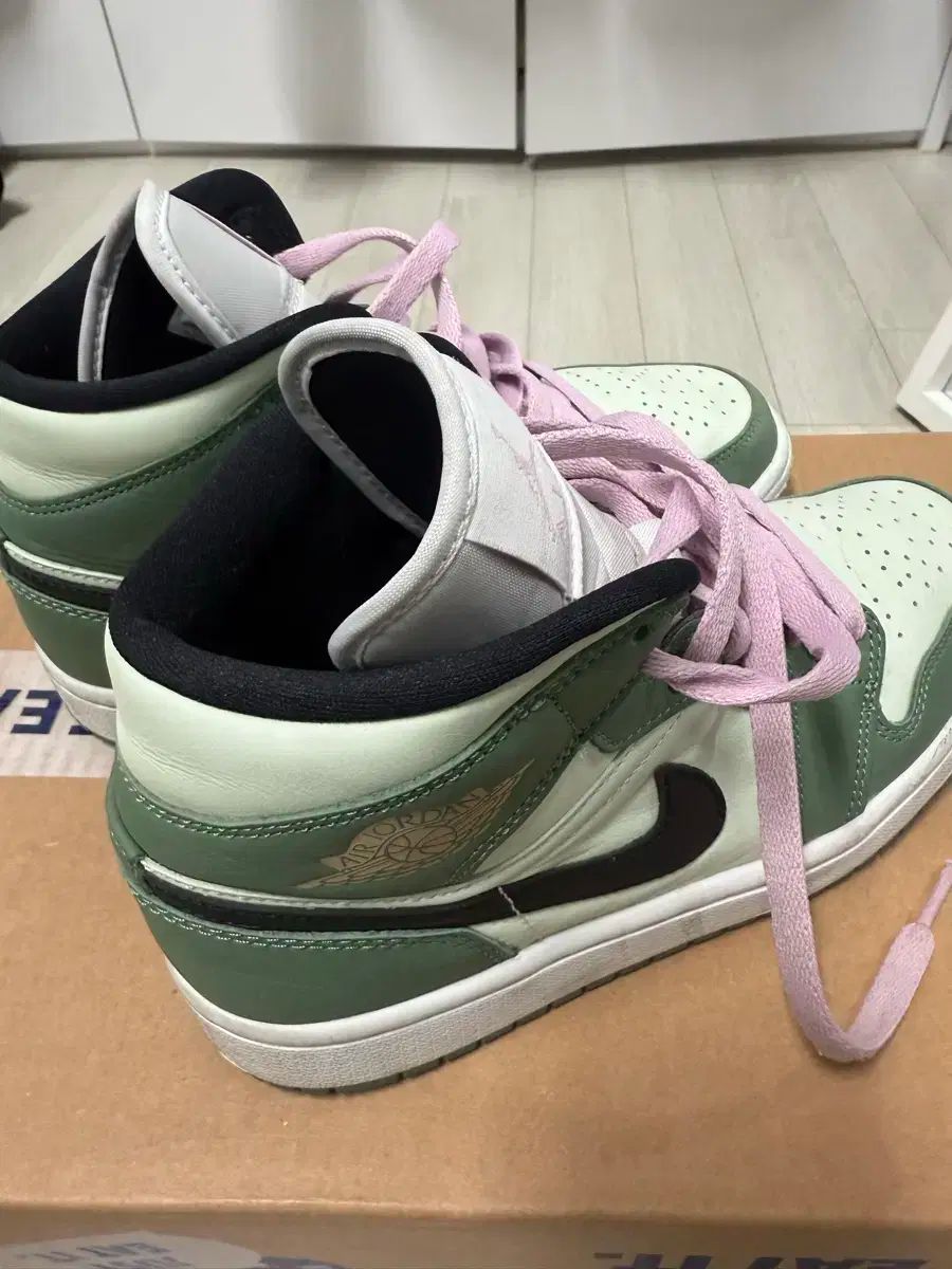  ナイキ ジョーダン 1 ミッド SE ダッチグリーン 245 シューズ(男性用) バスケットボール