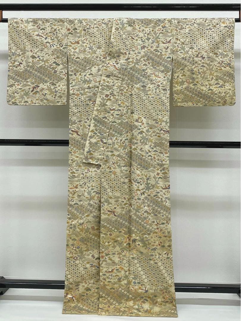 重要無形文化財指定 本場結城紬 総刺繍 七宝繋ぎ 宝尽くし 鶴 正絹 躾糸付き 重要無形文化財指定 本場結城紬 総刺繍 七宝繋ぎ 宝尽くし 鶴 正絹 躾