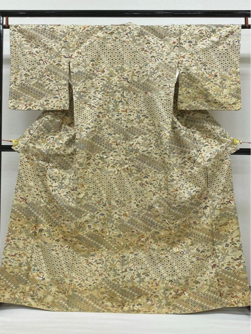 重要無形文化財指定 本場結城紬 総刺繍 七宝繋ぎ 宝尽くし 鶴 正絹 躾糸付き 重要無形文化財指定 本場結城紬 総刺繍 七宝繋ぎ 宝尽くし 鶴 正絹 躾