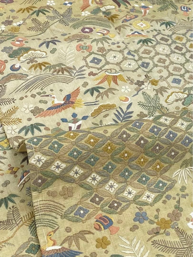 重要無形文化財指定 本場結城紬 総刺繍 七宝繋ぎ 宝尽くし 鶴 正絹 躾糸付き 重要無形文化財指定 本場結城紬 総刺繍 七宝繋ぎ 宝尽くし 鶴 正絹 躾