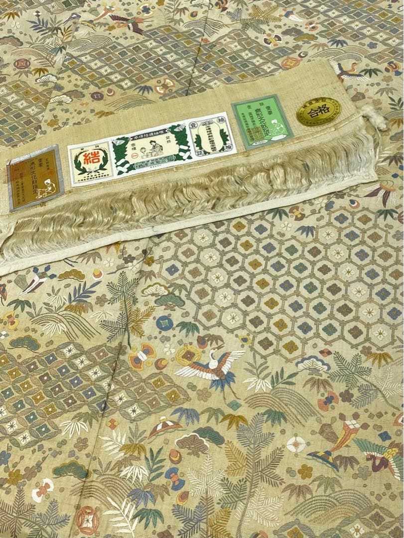重要無形文化財指定 本場結城紬 総刺繍 七宝繋ぎ 宝尽くし 鶴 正絹 躾糸付き 重要無形文化財指定 本場結城紬 総刺繍 七宝繋ぎ 宝尽くし 鶴 正絹 躾