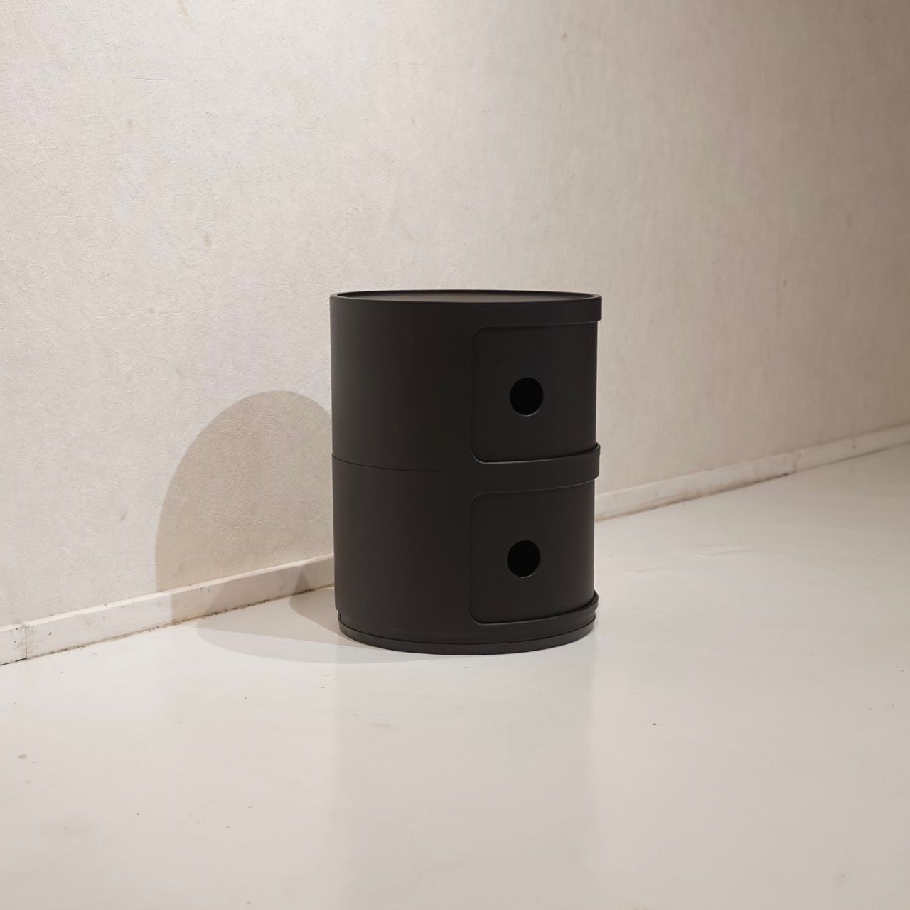Kartell カルテル COMPONIBILI コンポニビリ 2段ラック 収納 チェスト 円形 サイドテーブル ブラック モダン ミニマル ホテルライク イタリア