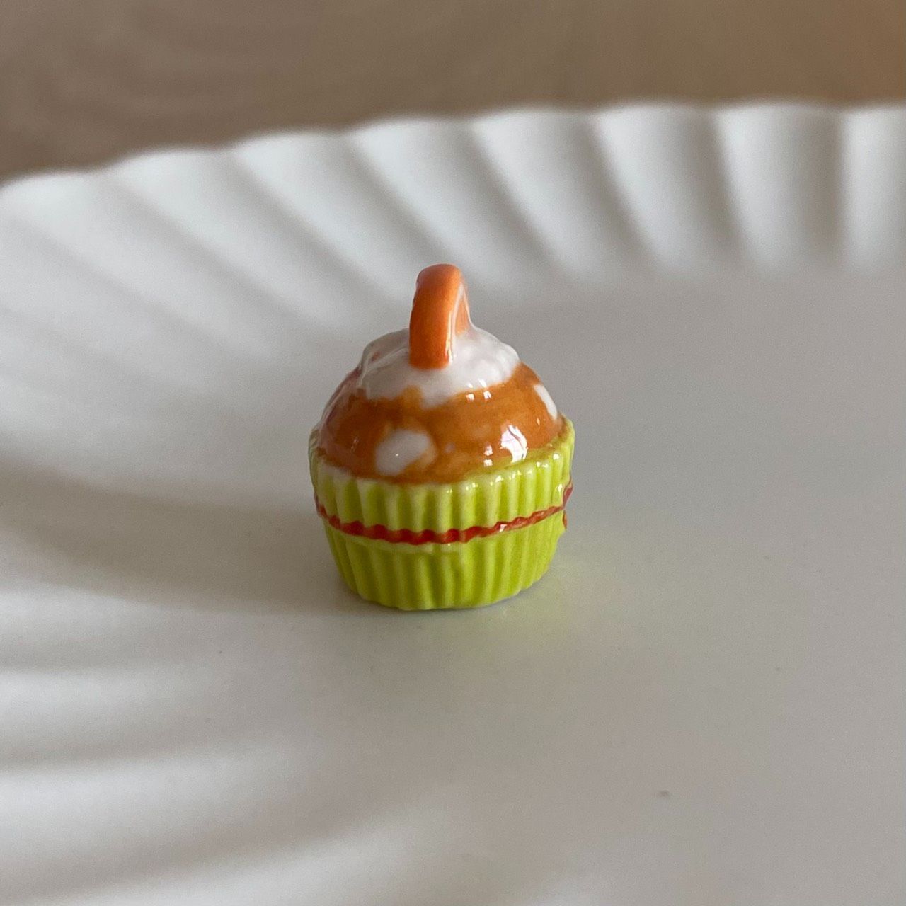 オレンジカップケーキのフェーブ／フランス雑貨／陶器ミニチュア