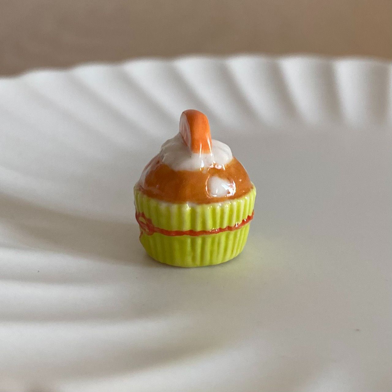オレンジカップケーキのフェーブ／フランス雑貨／陶器ミニチュア／スイーツ／ブロカント／ヴィンテージ／蚤の市／幸運の小さな陶器 - メルカリ, image size:1280x1280