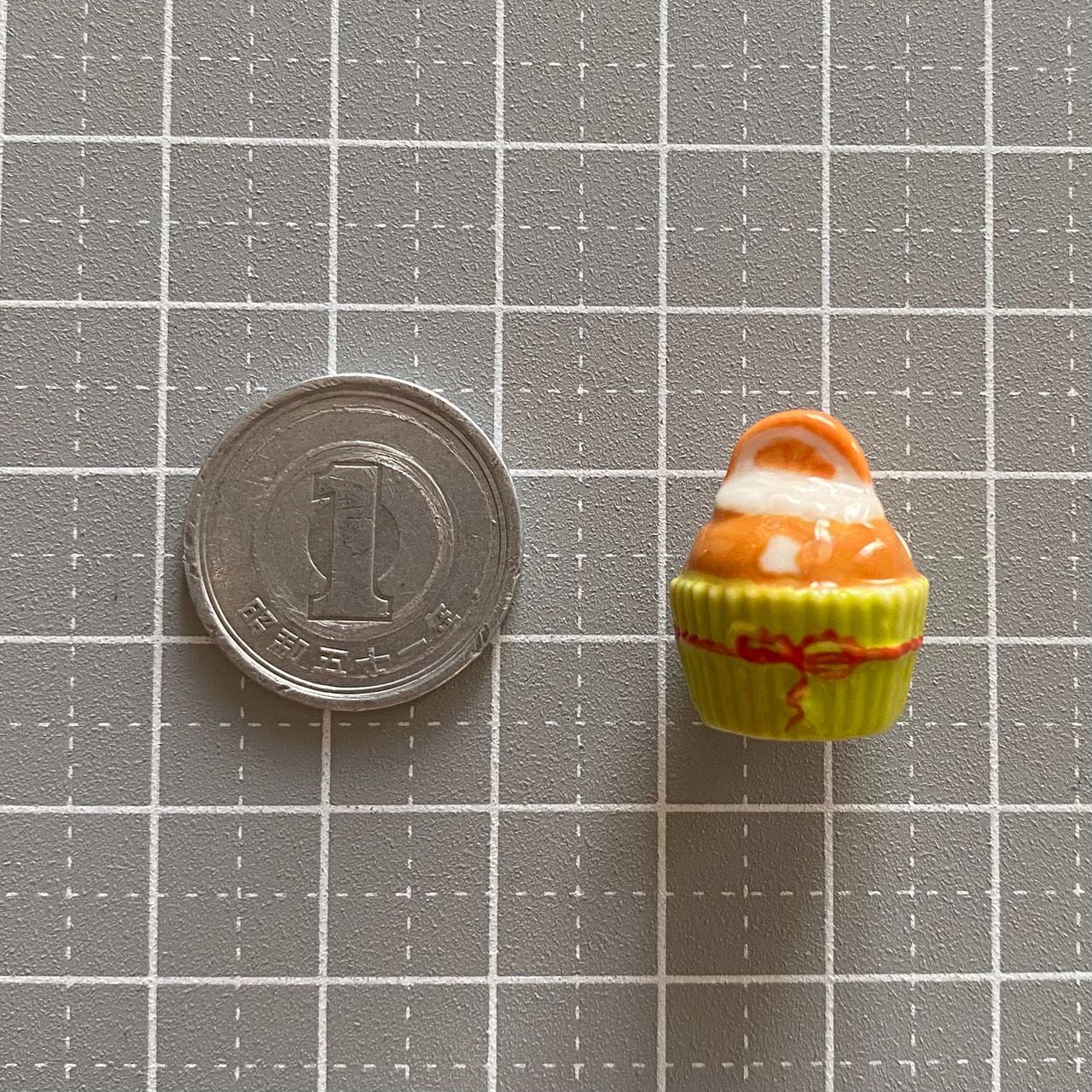 オレンジカップケーキのフェーブ／フランス雑貨／陶器ミニチュア