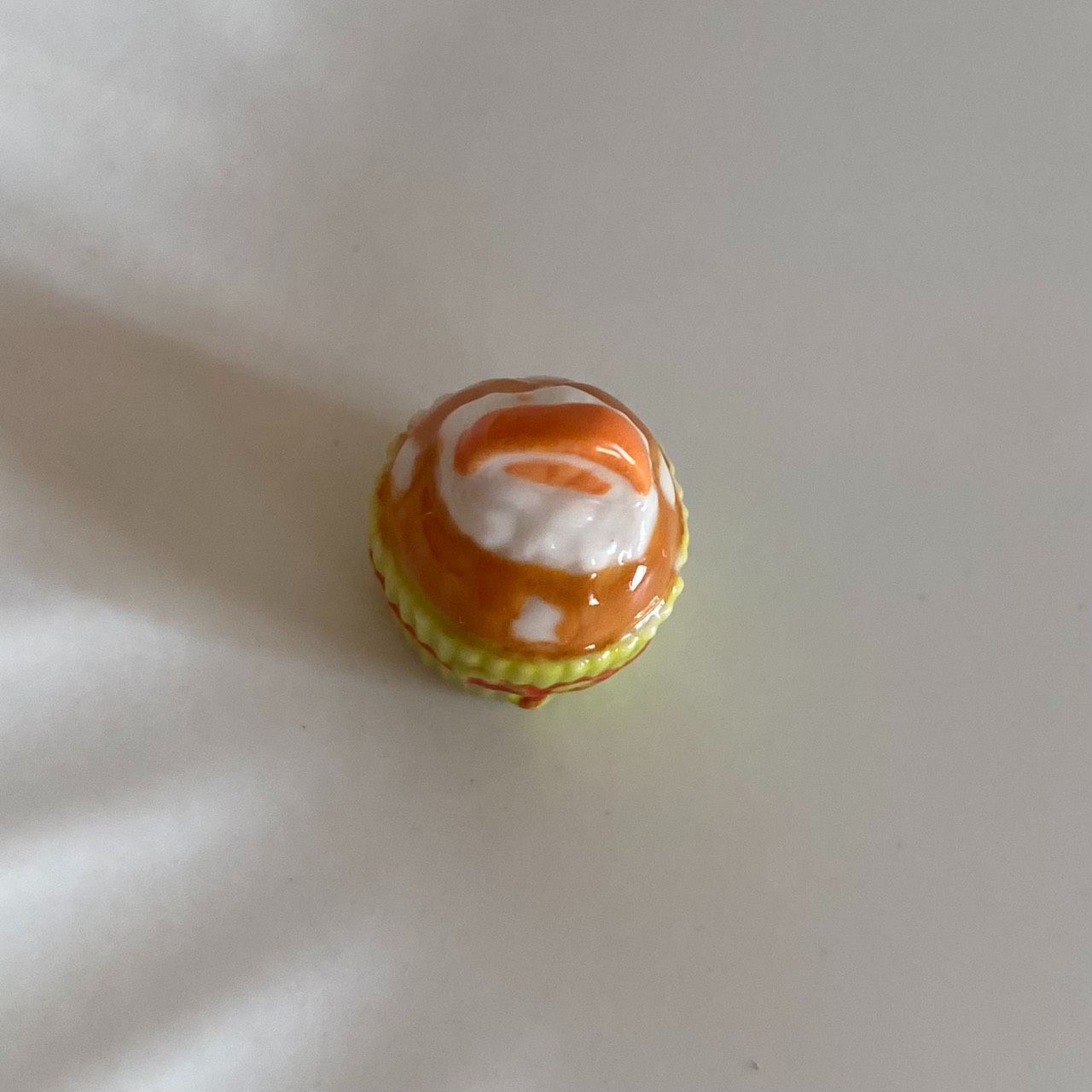 オレンジカップケーキのフェーブ／フランス雑貨／陶器ミニチュア