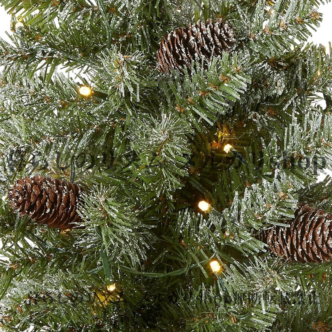 クリスマスツリー プレリット人工ミニクリスマスツリー 暖白色LEDライト付き 雪に覆われたモミの枝 松ぼっくり ファブリックバッグベース 屋外卓上 ポーチ ホリデーデコレーション 簡単セット ミニツリー ナチュラル グリーン SKLAD-KIRPICHA_RU