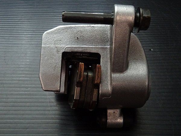 リアブレーキキャリパー E6862