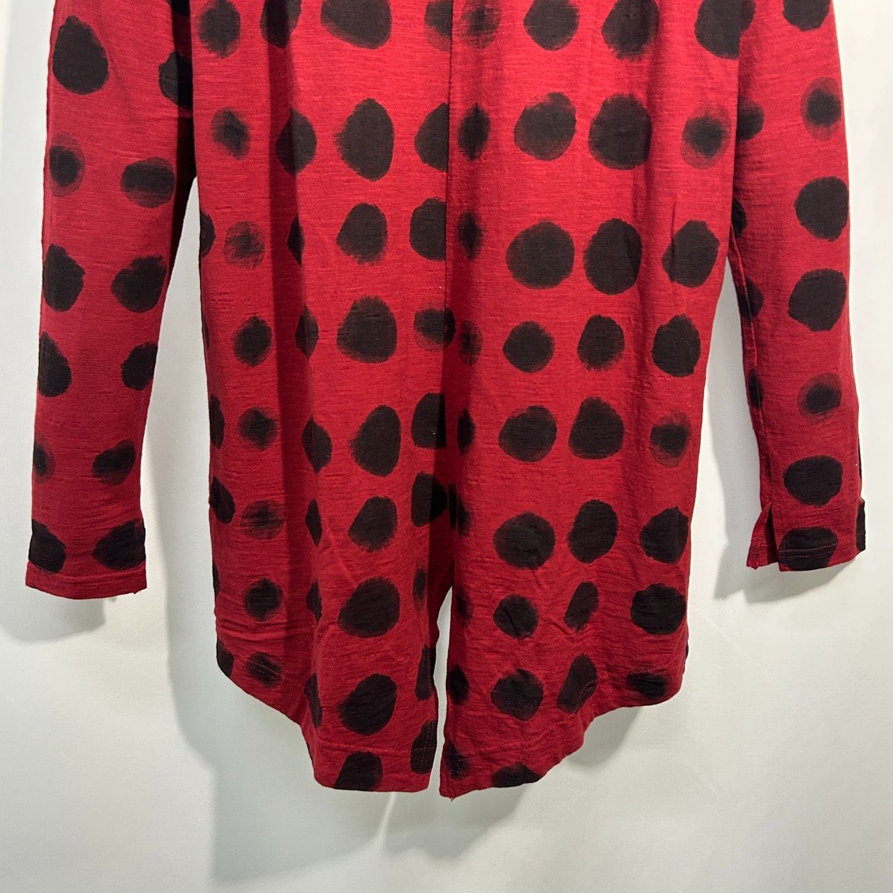  m_mefu 40 レッド系 長袖カットソー トップス 変形ヘムライン アートドット柄 チュニック丈 レディース センソユニコ マツオめふう 芽風 長袖 Tシャツ カットソー