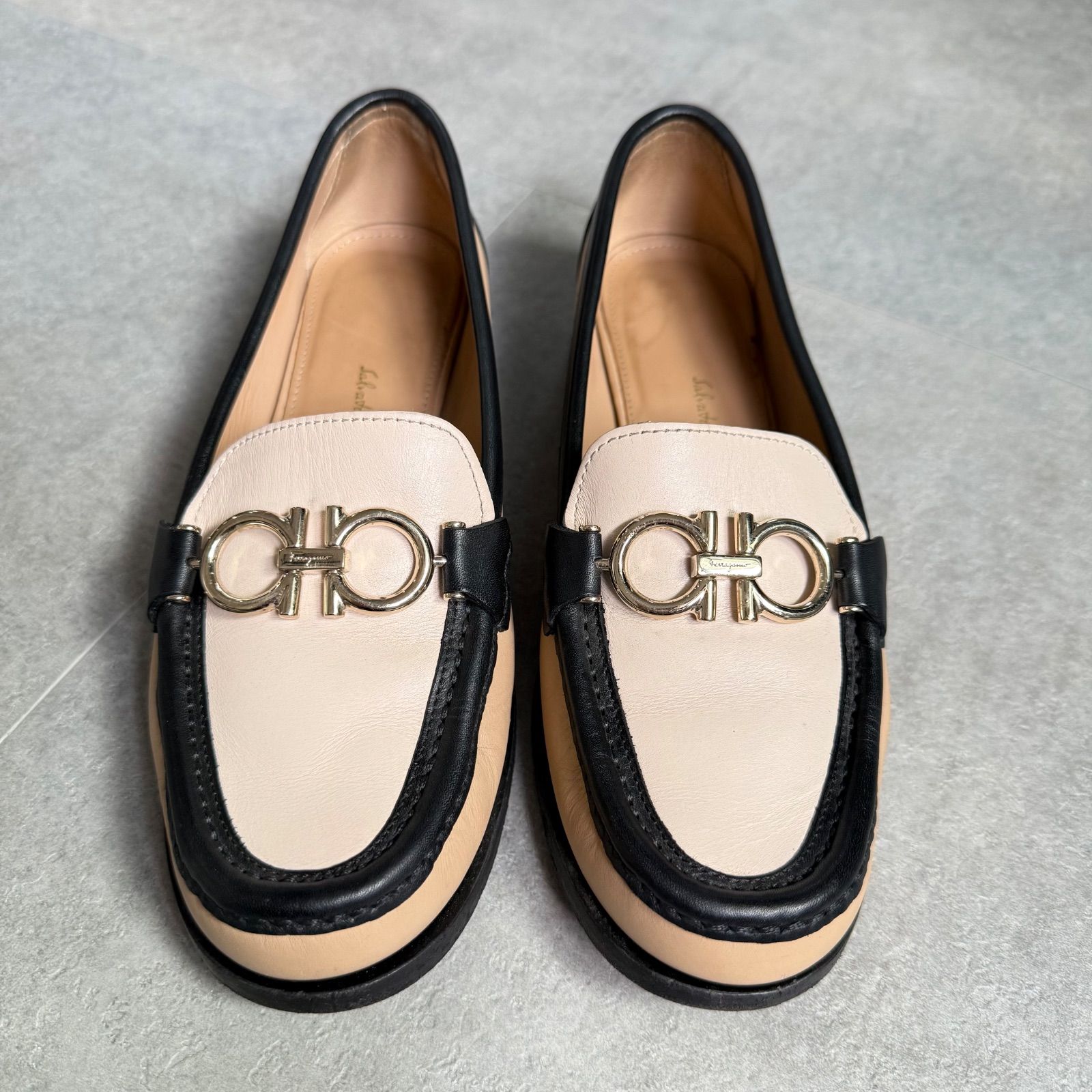 ベージュ ブラック