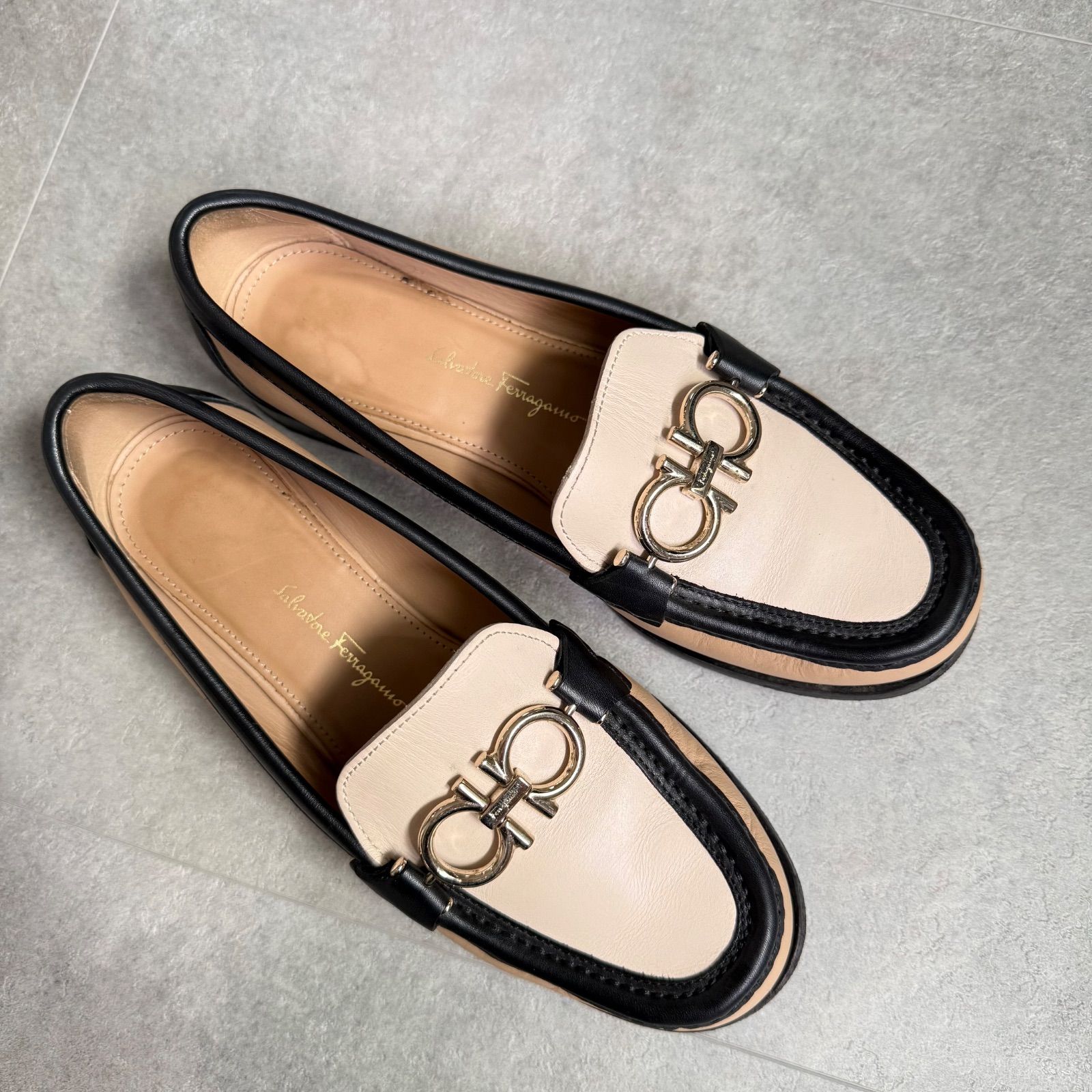 SalvatoreFerragamo サルヴァトーレフェラガモ ガンチーニ レザーローファー ベージュ ブラック バイ 4 1 2D 22.5cm ダブルガンチーニ