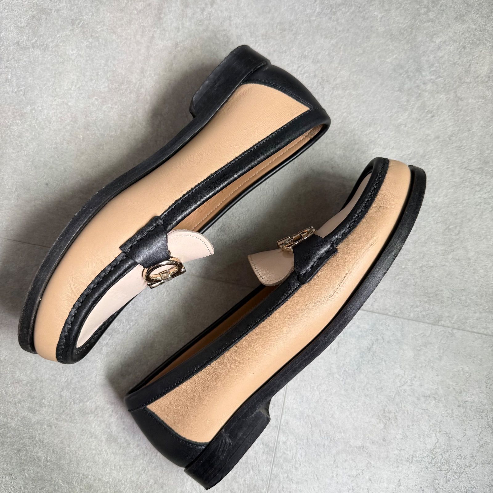  SalvatoreFerragamo サルヴァトーレフェラガモ ガンチーニ レザーローファー ベージュ ブラック バイ 4 1 2 D 22.5 cm ダブルガンチーニ ローファー 革靴 靴