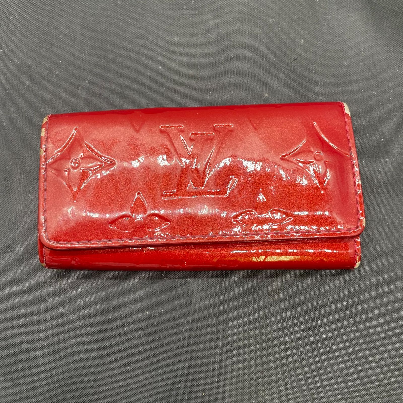 ルイヴィトン キーケース モノグラムヴェルニ ミュルティクレ4 B25100587