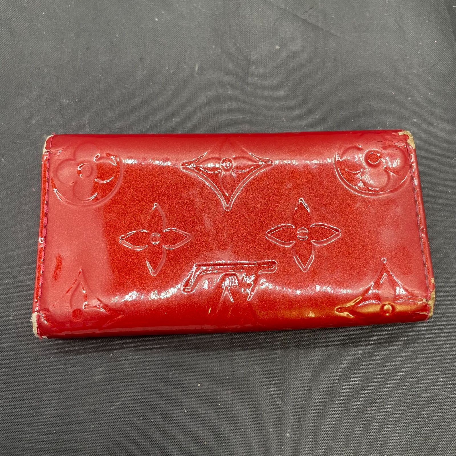 ルイヴィトン キーケース モノグラムヴェルニ ミュルティクレ4 B25100587