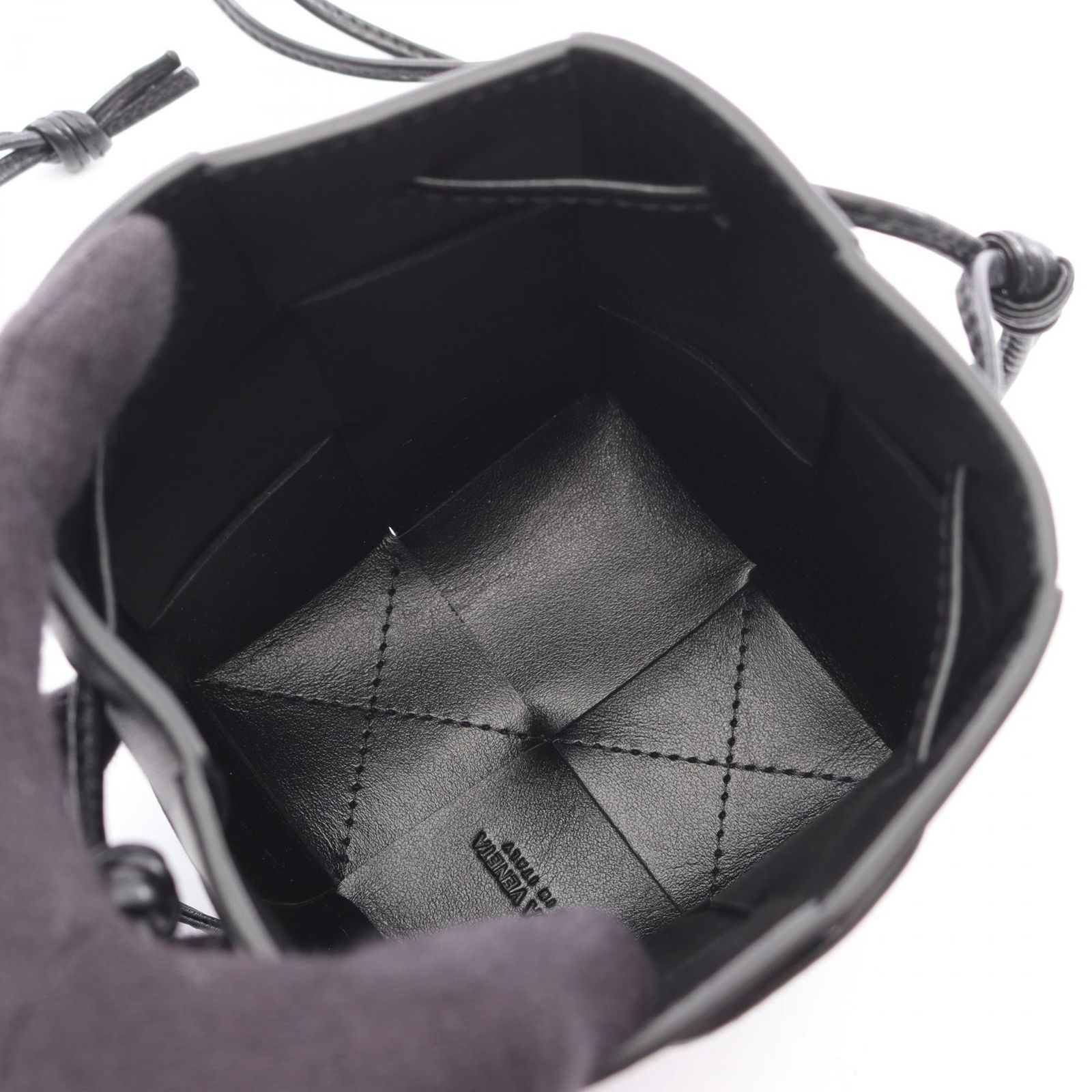 ボッテガヴェネタ BOTTEGA VENETA ショルダーバッグ ミニ カセット クロスボディバケット 680217VCQC48425 ブラック レザー ショルダーバッグ レディース DECORATOM_COM_BR