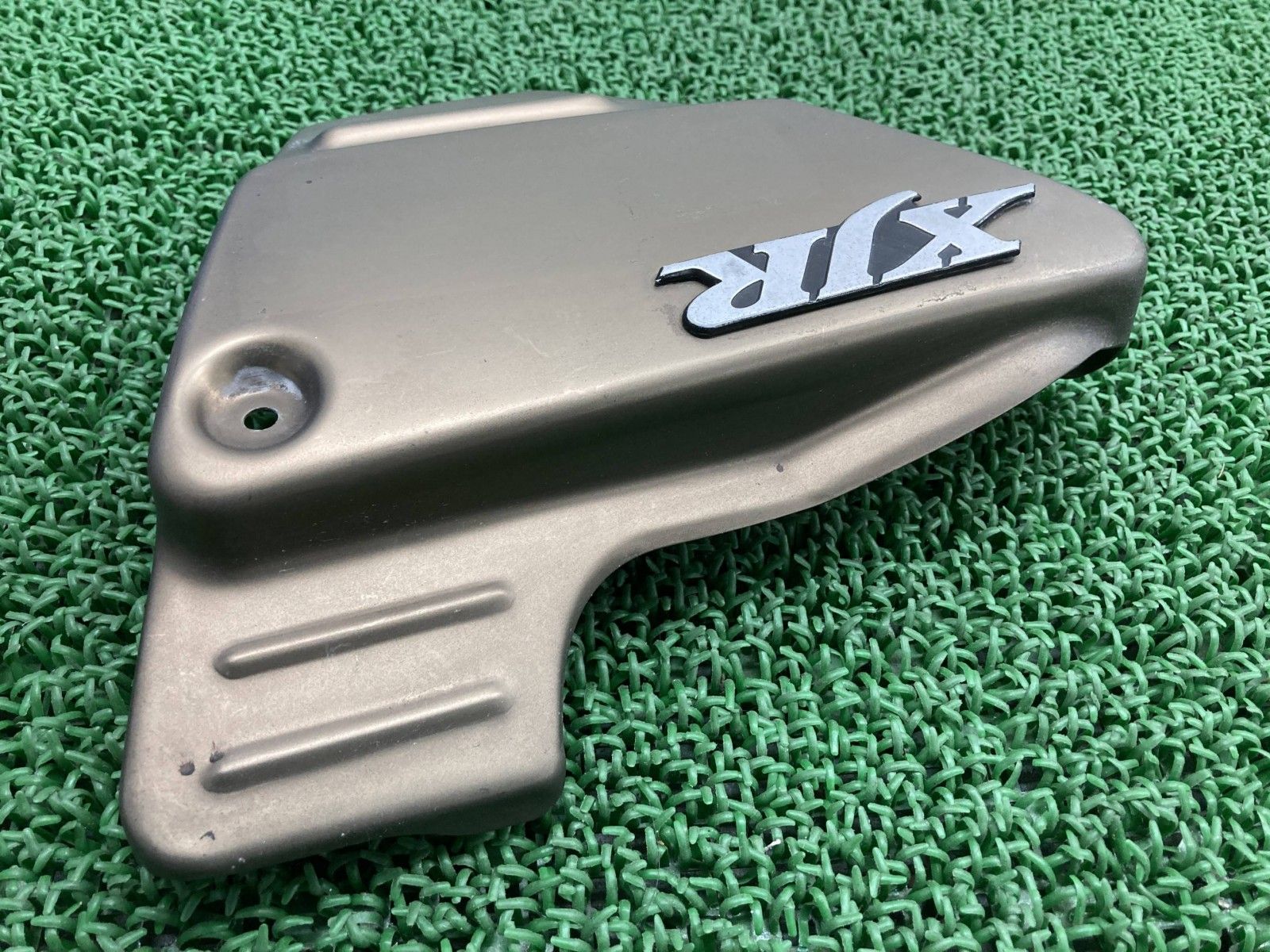 XJR400 サイドカバー 右 金 ヤマハ 純正 バイク 部品 4HM エンブレム付き コケキズ無し 品薄 品 車検 Genuine Td