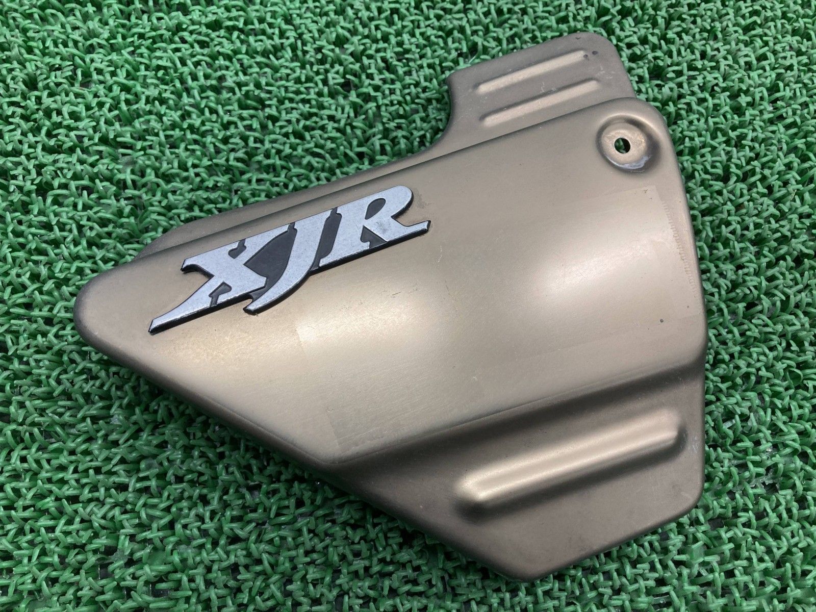XJR400 サイドカバー 右 金 ヤマハ 純正 バイク 部品 4HM エンブレム付き コケキズ無し 品薄 品 車検 Genuine Td