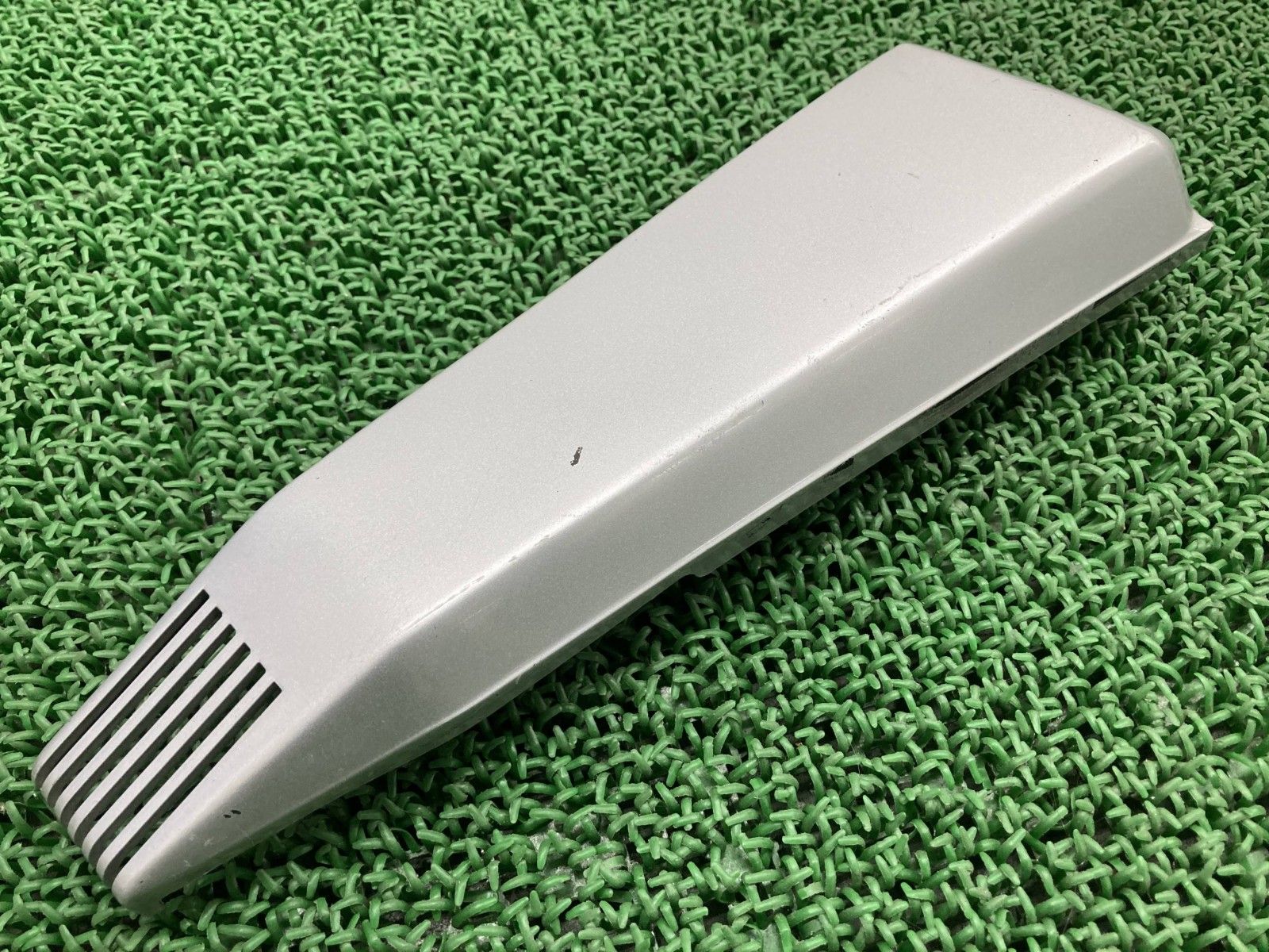 GSX1100Sカタナ サイドカバー 左 銀 49300 スズキ 純正 バイク 部品 GU76A 刀 KATANA 割れ欠け無し 品薄 車検 Genuine rH