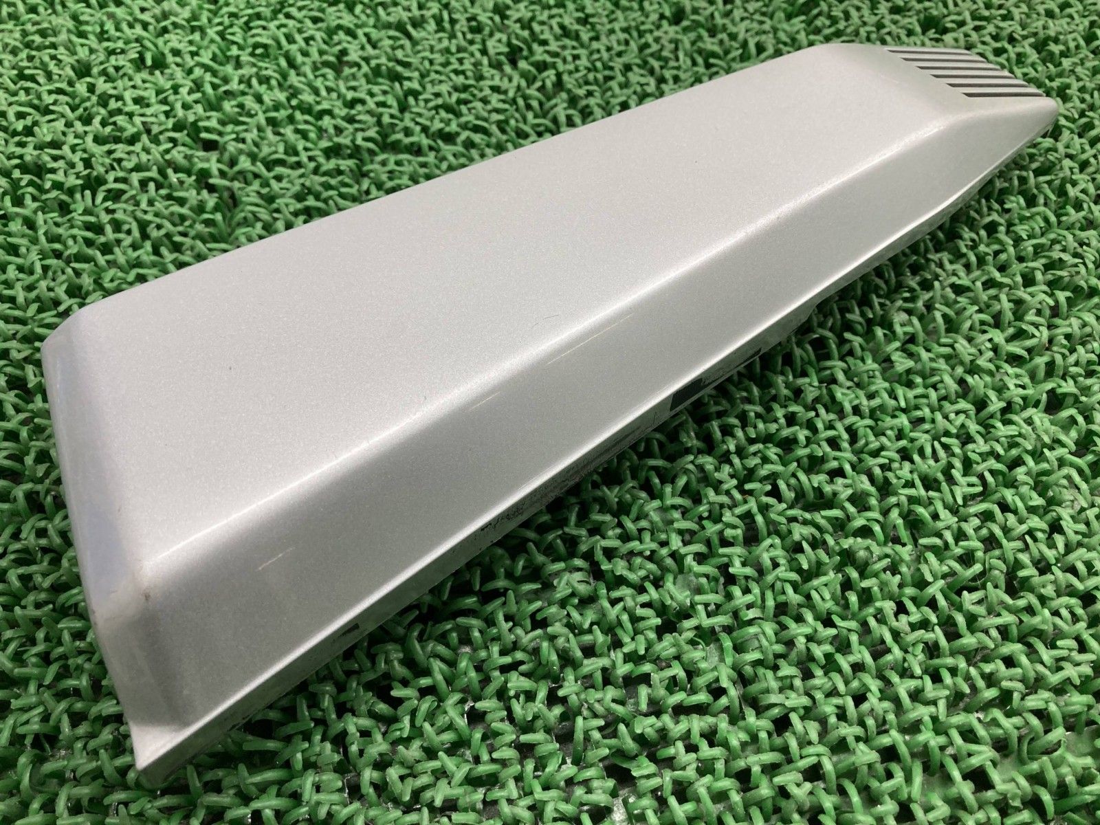 GSX1100Sカタナ サイドカバー 右 銀 49300 スズキ 純正 バイク 部品 GU76A 刀 KATANA 割れ欠け無し 品薄 車検 Genuine kI