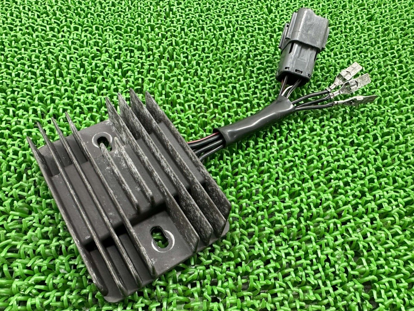 スカイウェイブ250 レギュレター スズキ 純正 CJ46A レギュレーター レクチファイアー 修復素材に 機能的問題なし wA