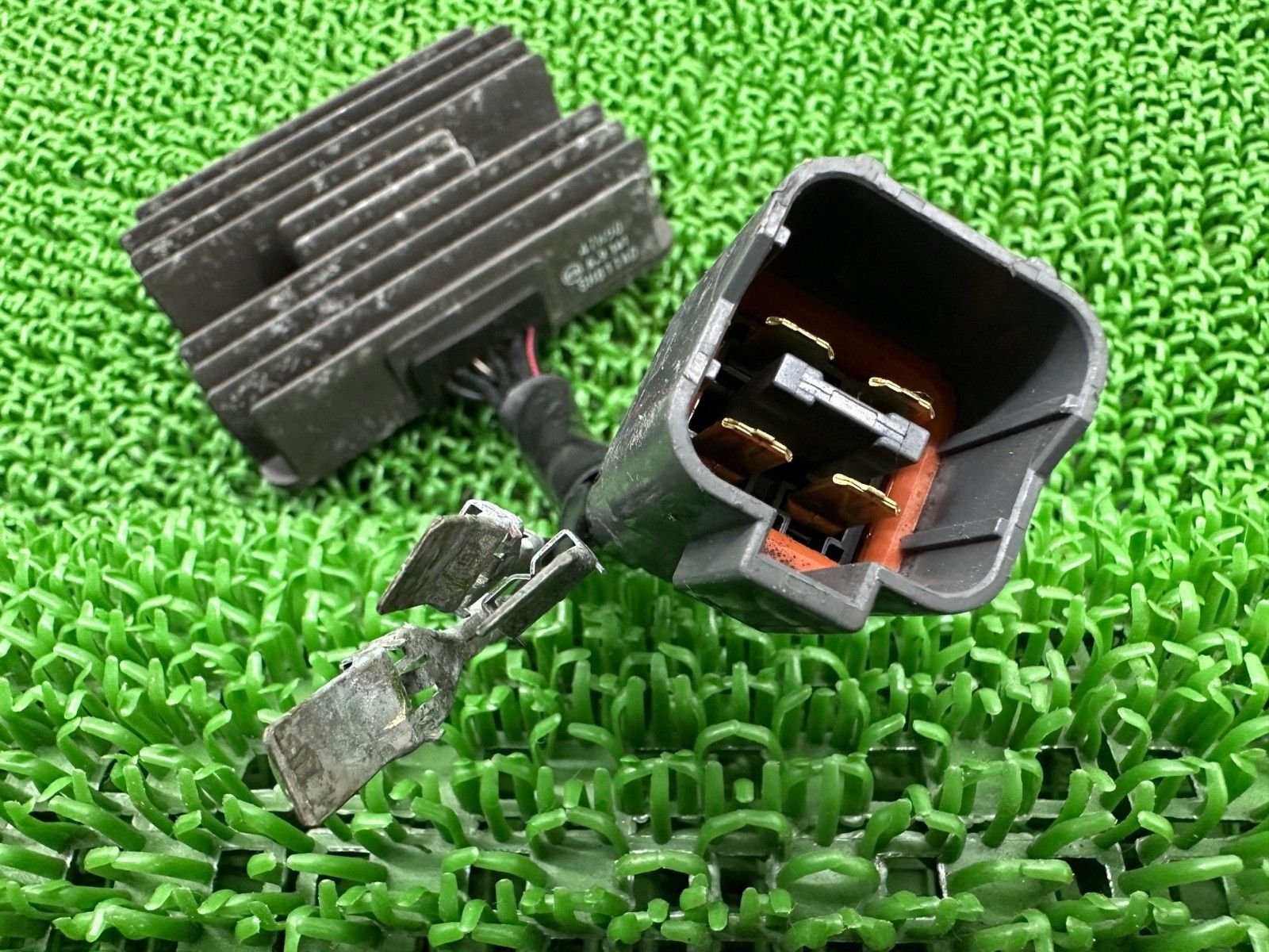 スカイウェイブ250 レギュレター スズキ 純正 CJ46A レギュレーター レクチファイアー 修復素材に 機能的問題なし wA