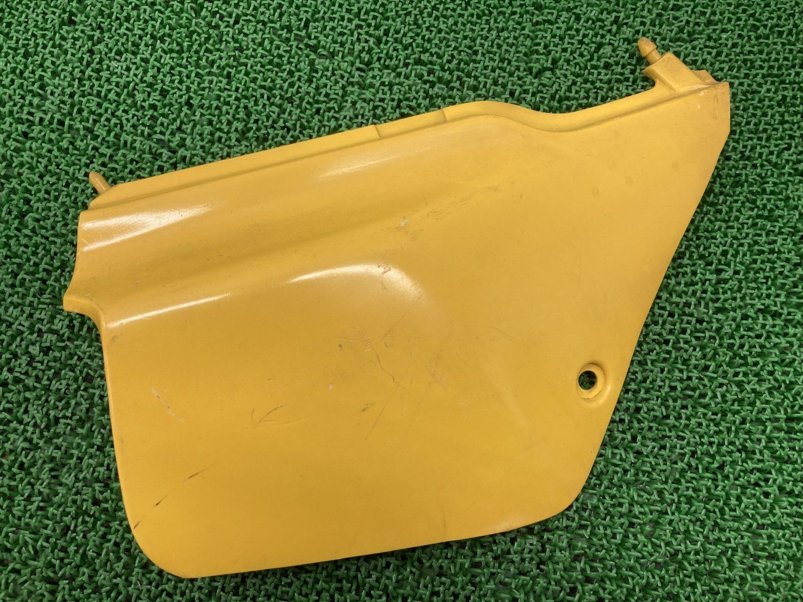 TS200R サイドカバー 右 黄 スズキ 純正 バイク 部品 SH12A サイドカウル 割れ欠け無し 品薄 品 車検 Genuine Vr