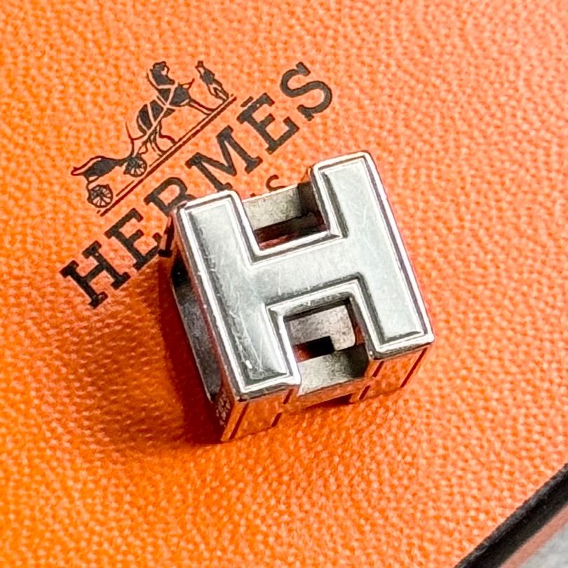 エルメス　Hキューブ　ネックレス　オレンジ HERMES - 【中古】エルメス ネックレス カージュドアッシュ Hキューブ