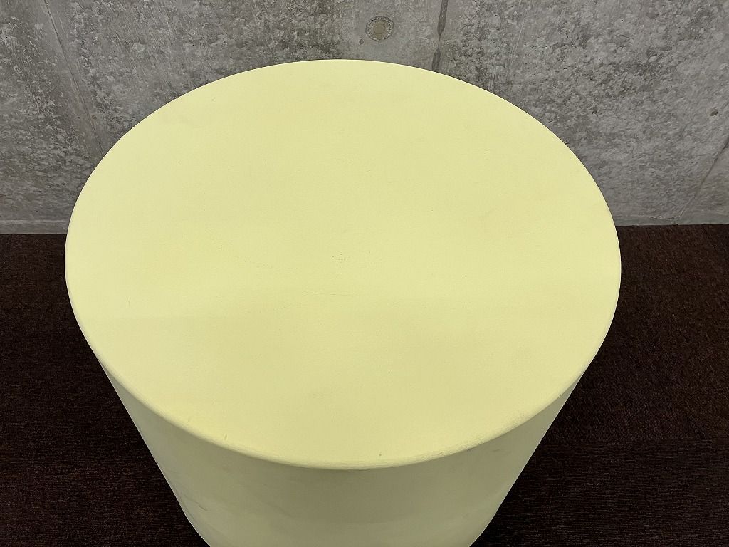 円柱の展示台 薄い黄色