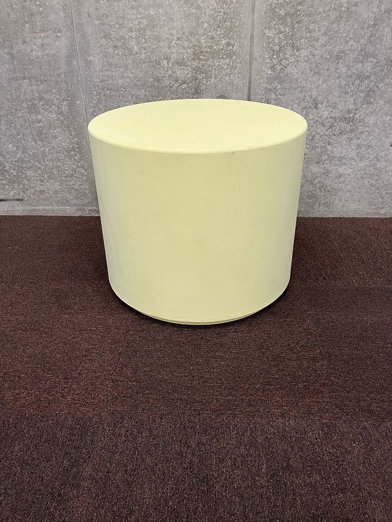 円柱の展示台 薄い黄色 ロータイプ