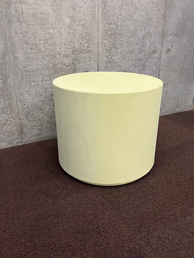 円柱の展示台 薄い黄色 ロータイプ