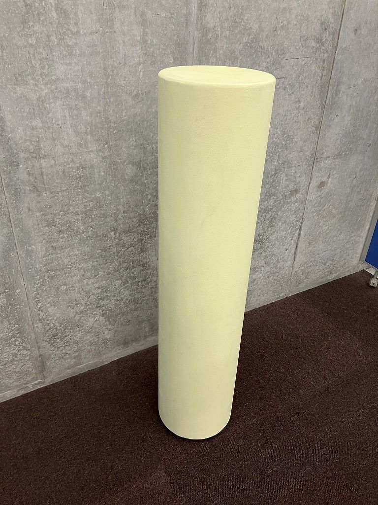 円柱の展示台 薄い黄色 ハイタイプ