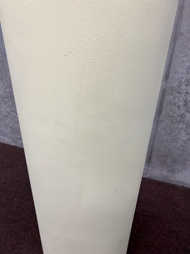 円柱の展示台 薄い黄色