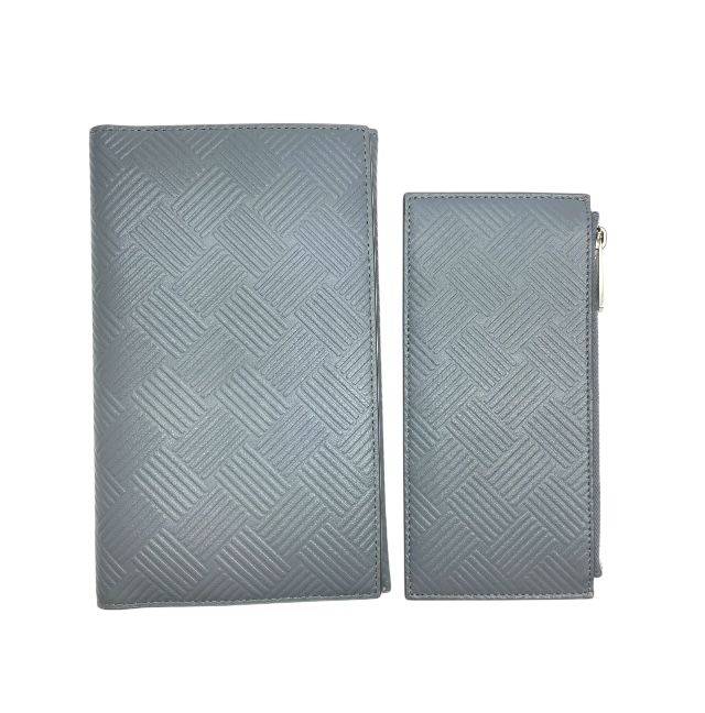 ボッテガヴェネタ PO1697670I イントレチャート パスポートケース 二つ折り 長財布 札入れ エンボス レザー グレー BOTTEGA VENETA メンズ向け 感あるデザイン 正規品の旅行用アイテム