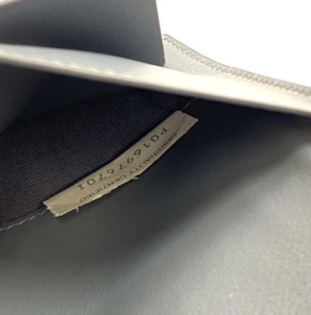 ボッテガヴェネタ イントレチャート パスポートケース 二つ折り 長財布 札入れ エンボス レザー グレー BOTTEGA VENETA メンズ向け 感あるデザイン の旅行用アイテム