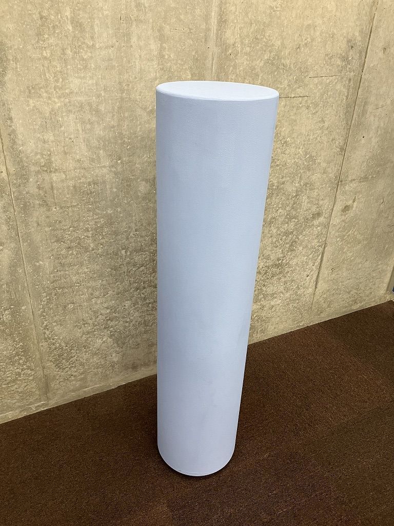 円柱の展示台 薄い青色 ハイタイプ