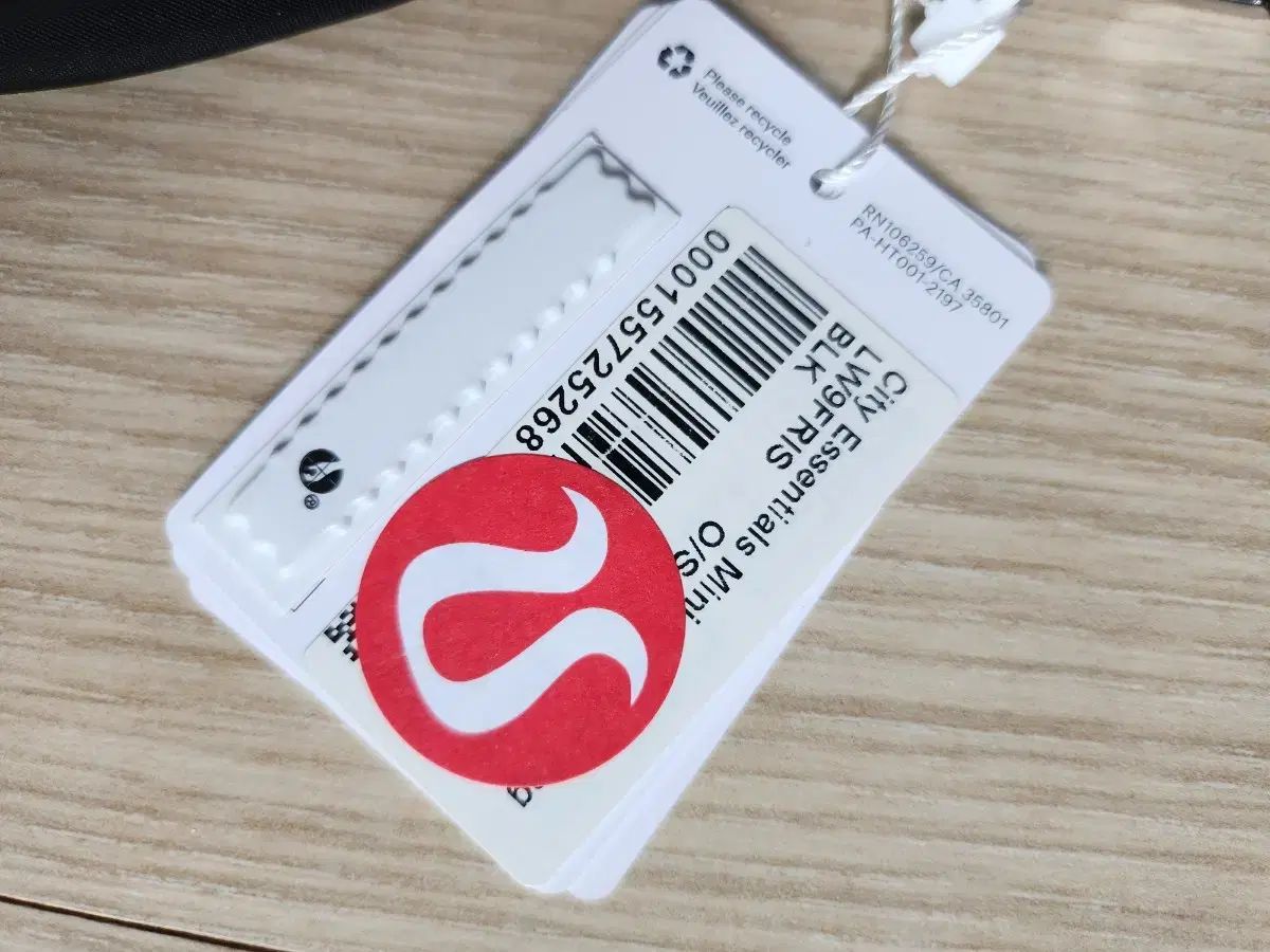 シティ ESSENTIALS エッセンシャルズ ミニ ショルダーバッグ 1L ブラック DECORATOM_COM_BR